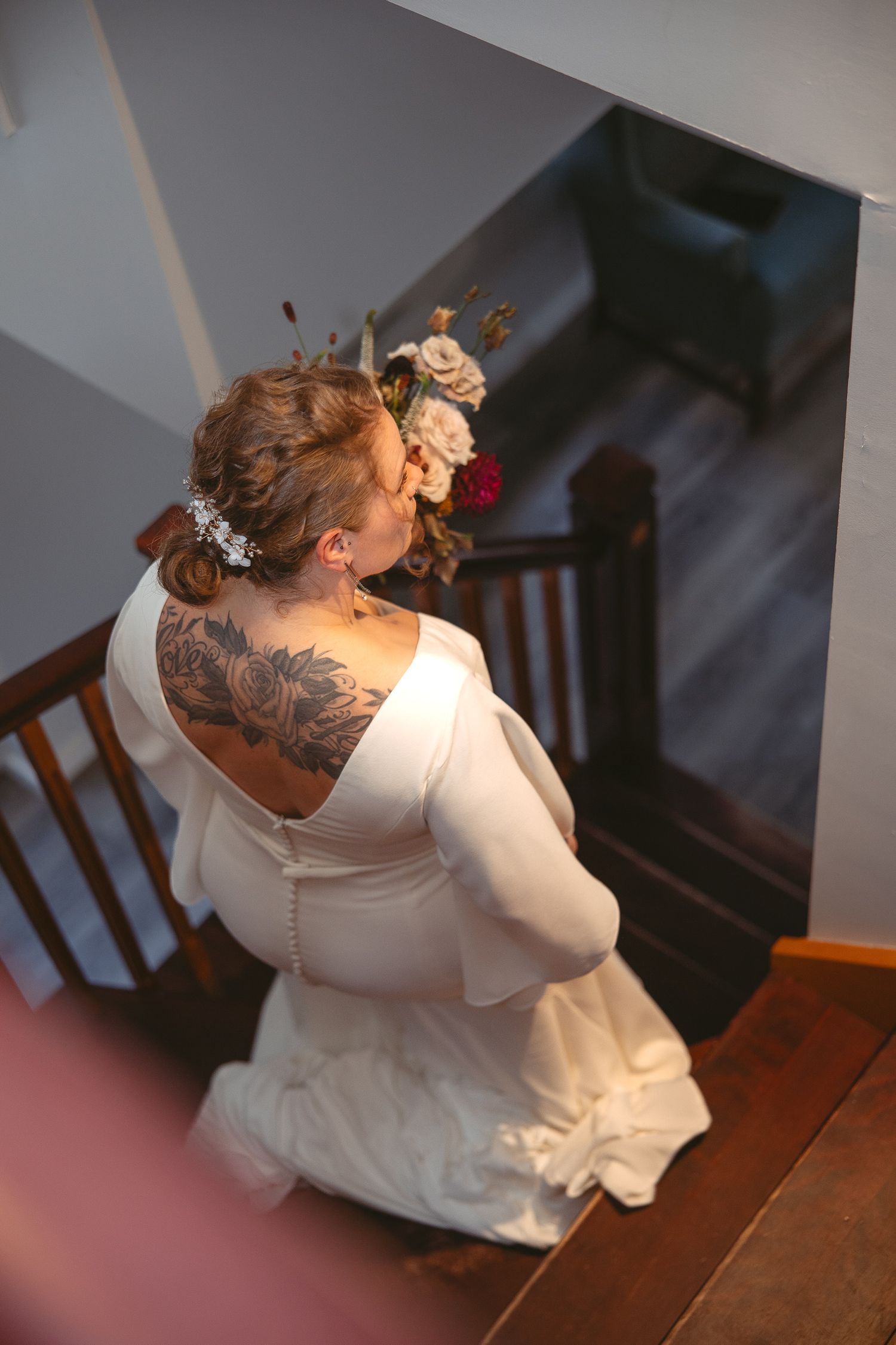 La mariée enfin prête qui descend l'escalier pour se diriger vers la cérémonie