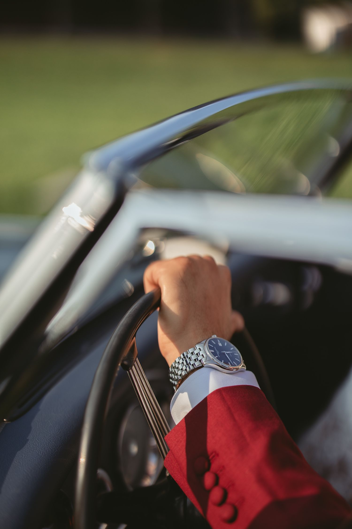Séquence de photos montrant des mains, montre au poignet tenant et tournant le volant d’une voiture, captant le mouvement