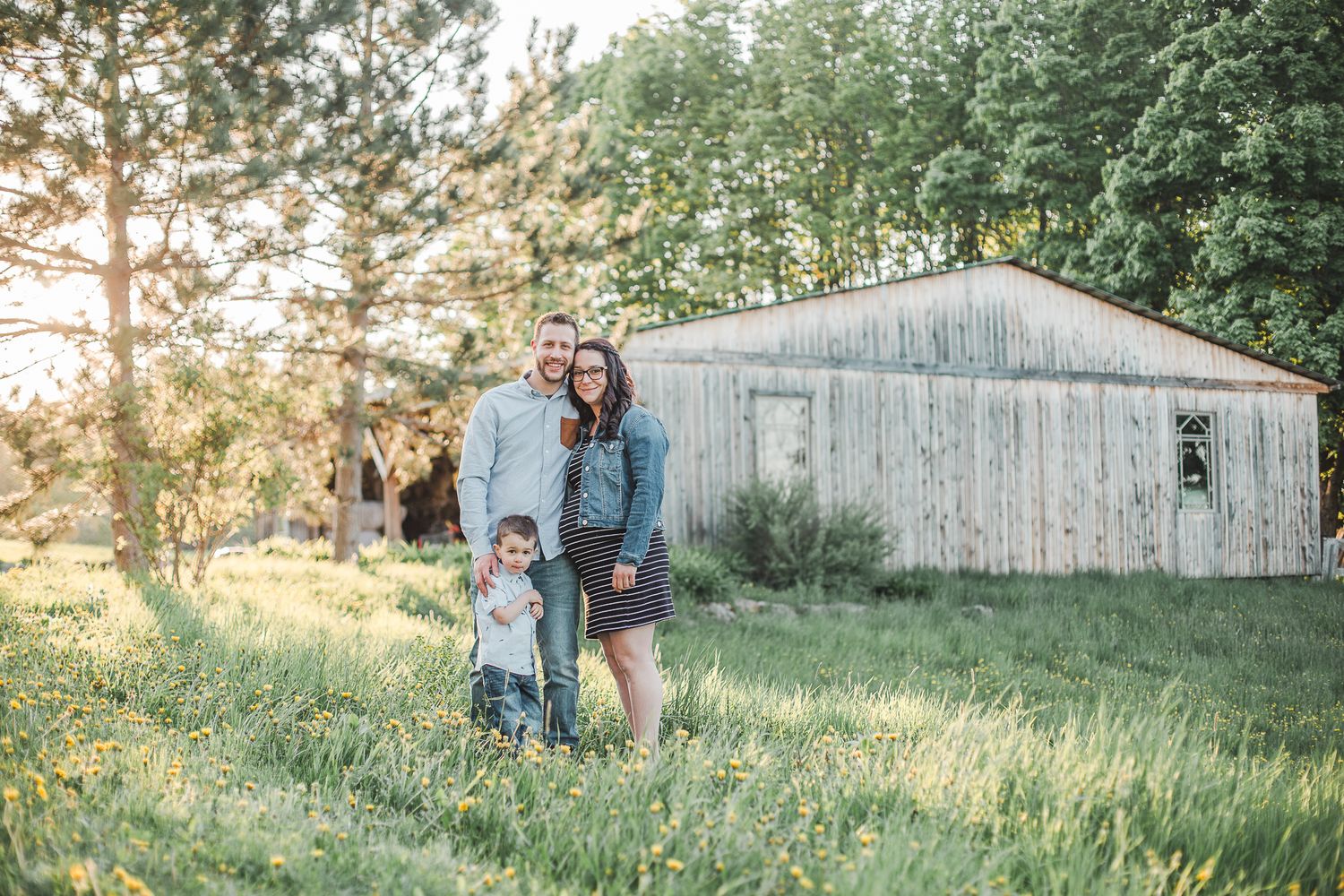 Photographie famille en extérieur rustique à golden hour, pour valoriser amour, intimité et moments romantiques authentiques