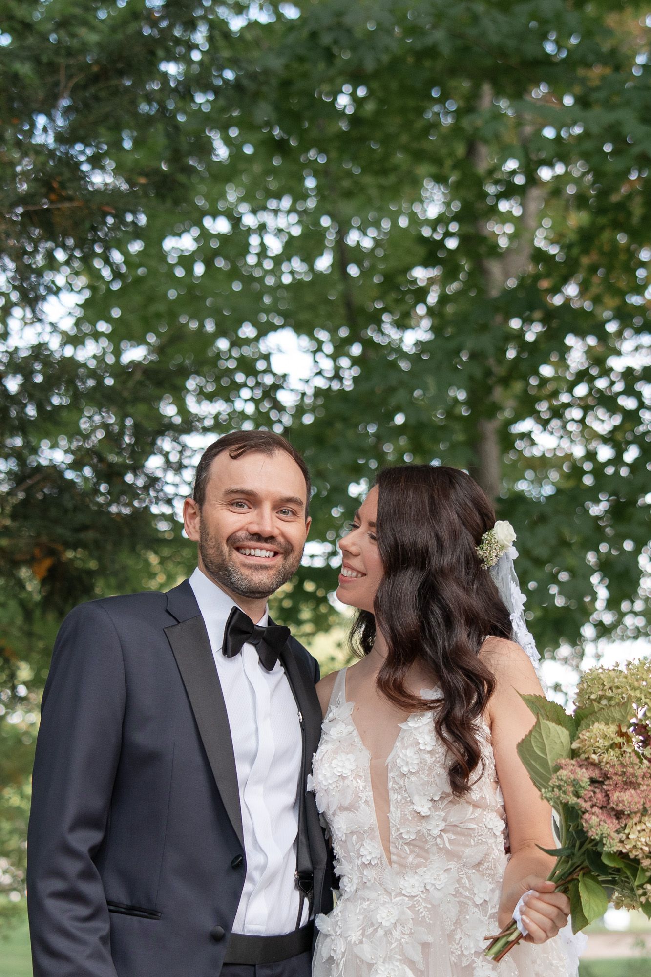 Couple heureux partageant des moments joyeux en extérieur lors de leur célébration de mariage