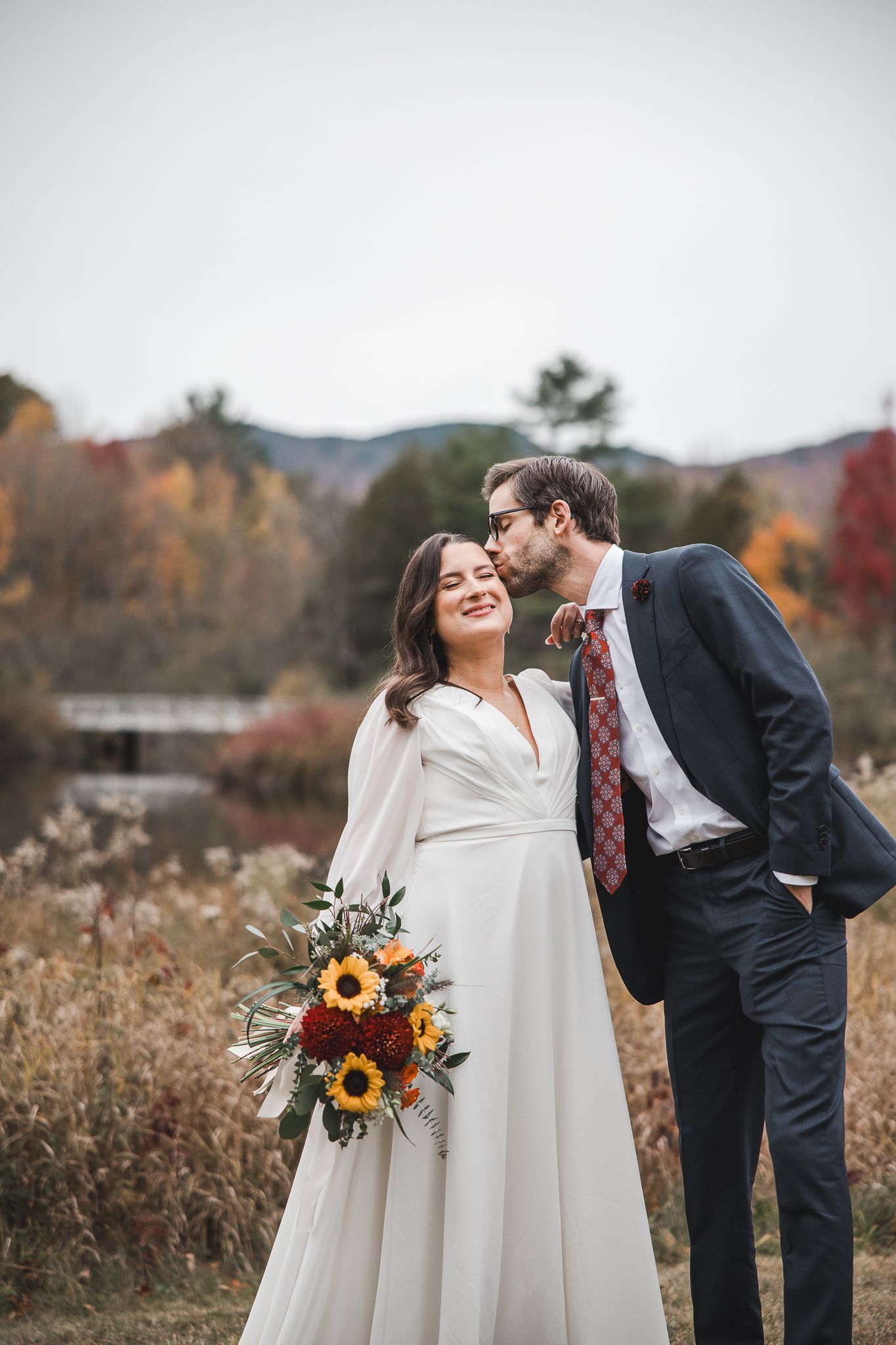 Une série de photos de mariage automnales et romantiques mettant en scène un couple dans un champ, avec un bouquet de tournesols.