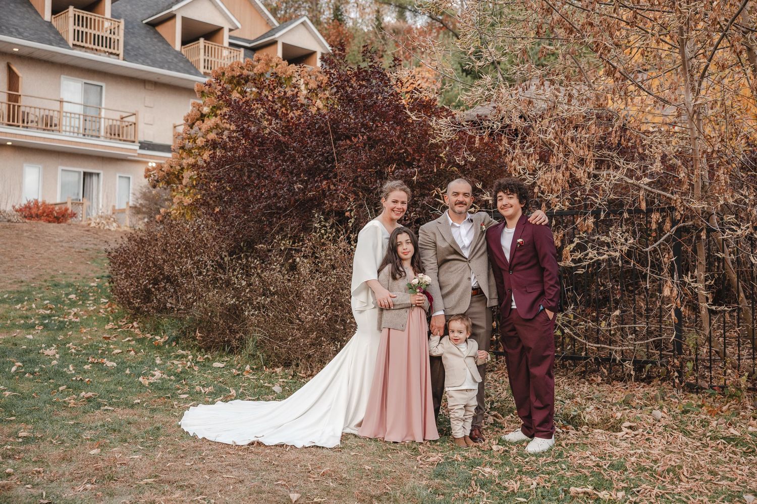 Photo de famille lors du mariage dans un décor d'automne au Manoir Montpellier