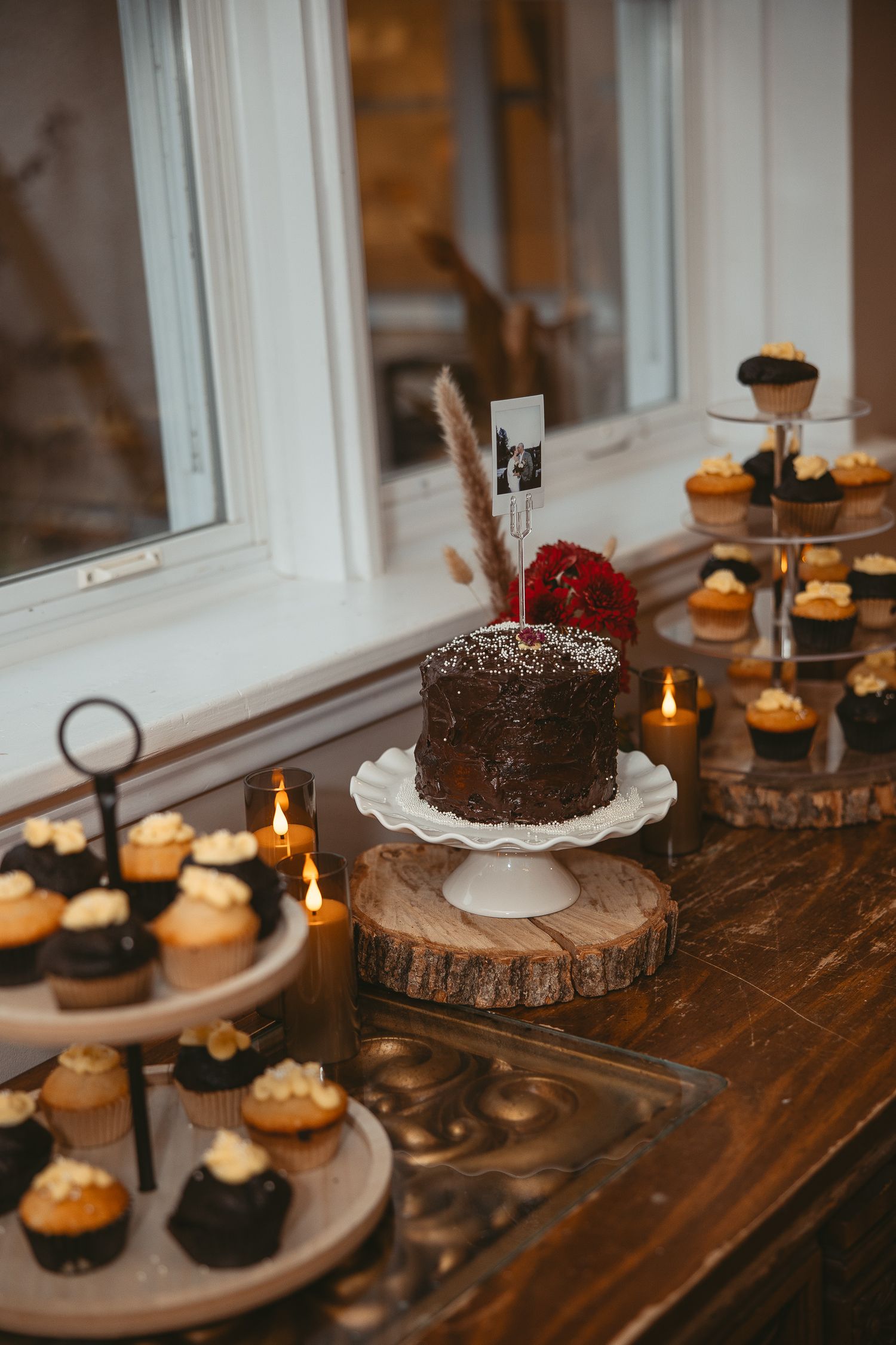 Table de dessert au décor rustique avec gâteau de mariage et un photo de Polaroid comme décoration