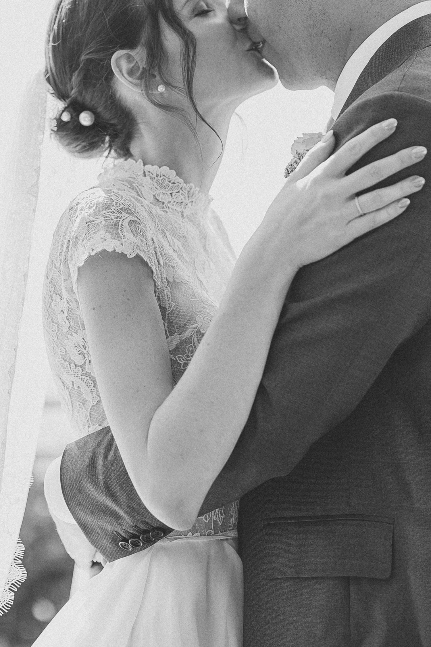 Noir et blanc, couple de mariés qui s'embrassent lors de la cérémonie