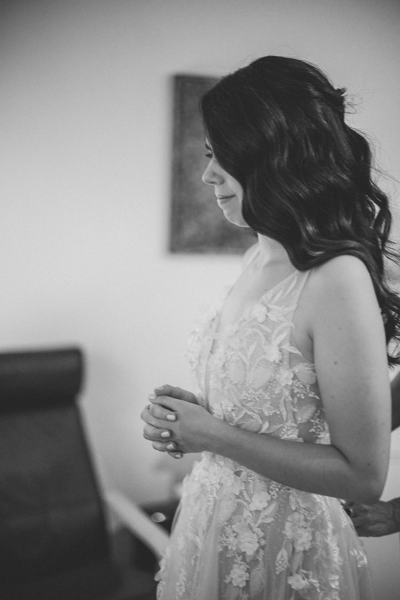 Robe de mariée en dentelle délicate captée dans un portrait intime en noir et blanc