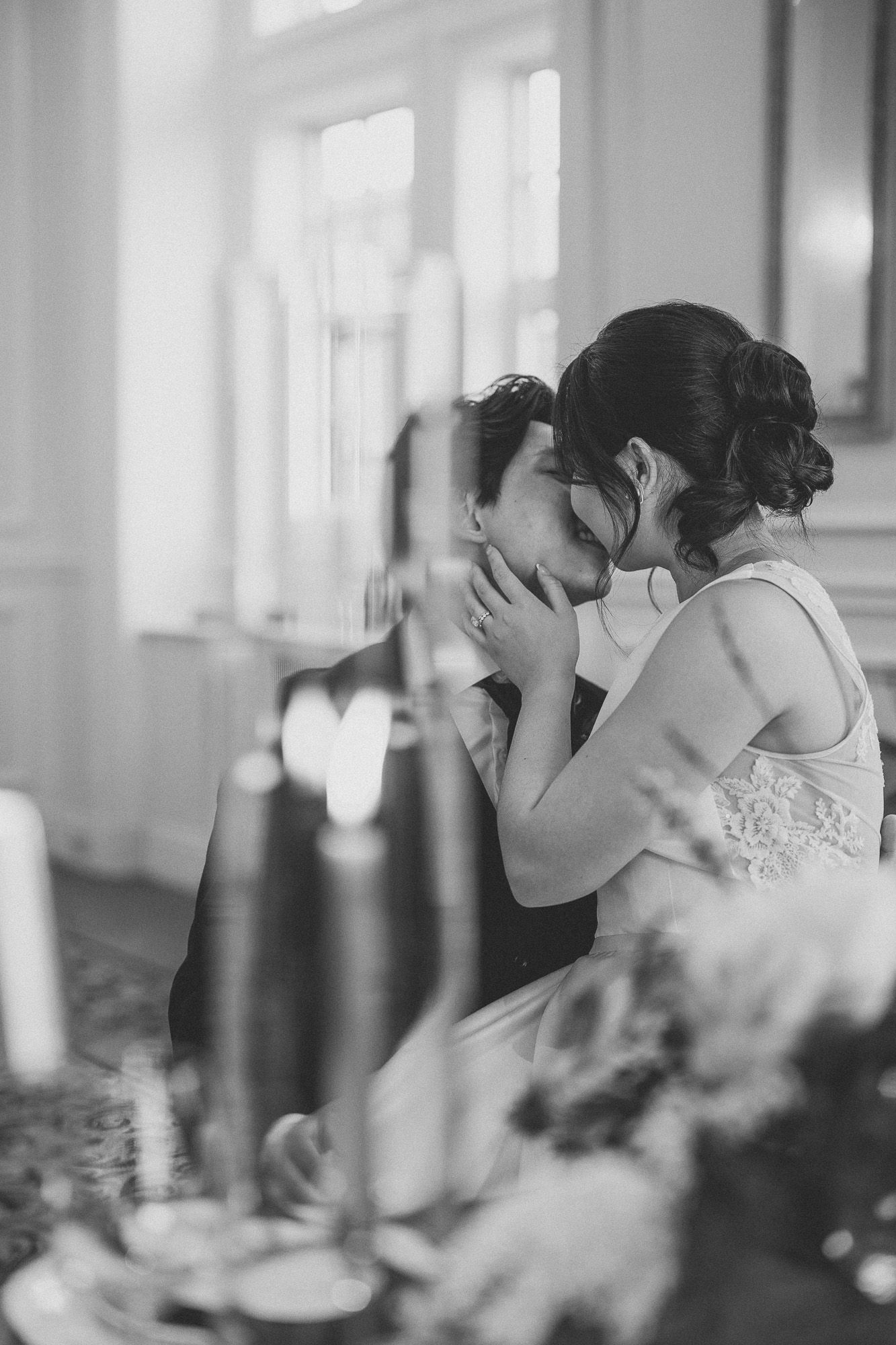 Série de photos de mariage en noir et blanc montrant des moments intimes entre les jeunes mariés, en Estrie