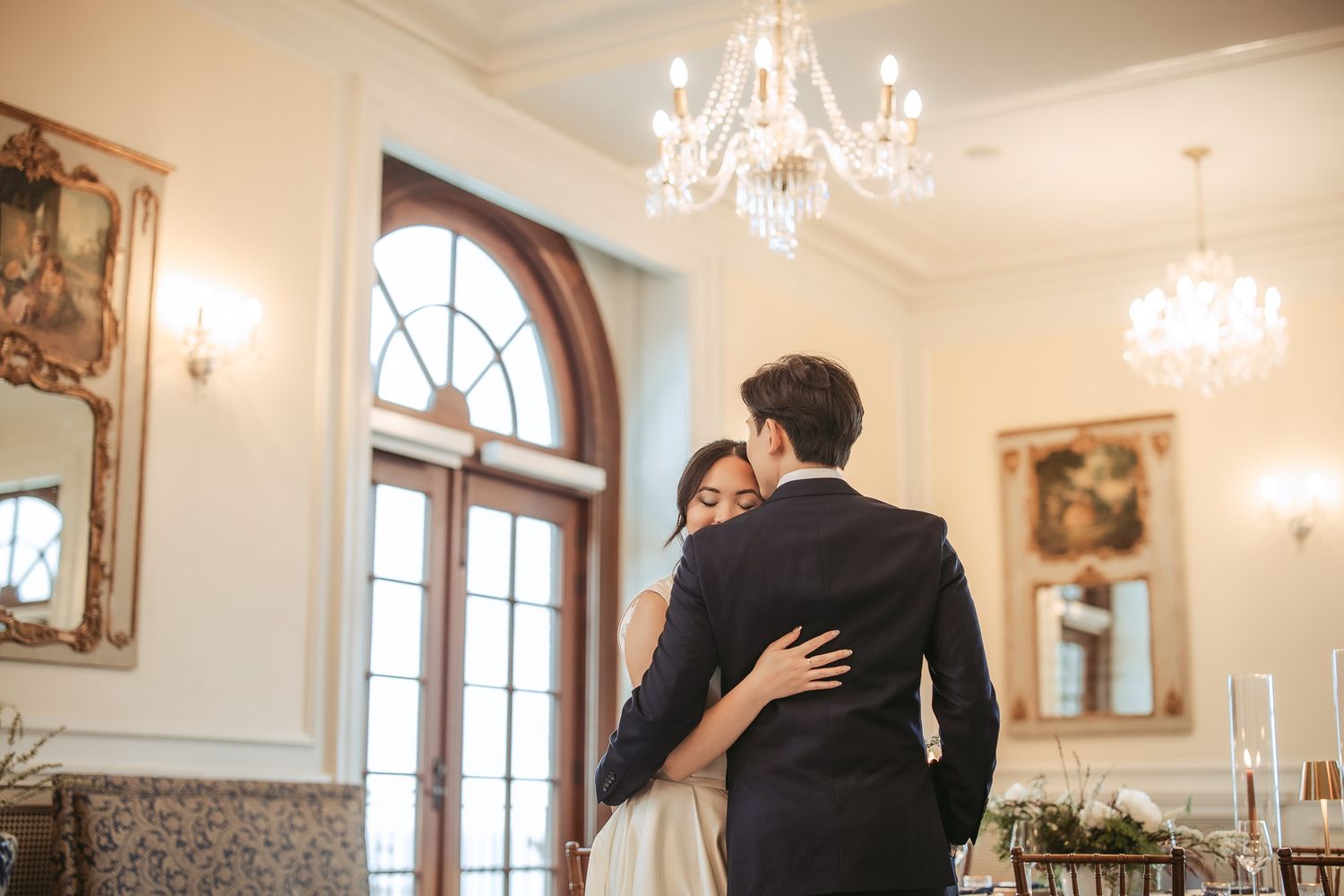 Couple dansant dans une salle élégante ornée de lustres en cristal et de décors raffinés