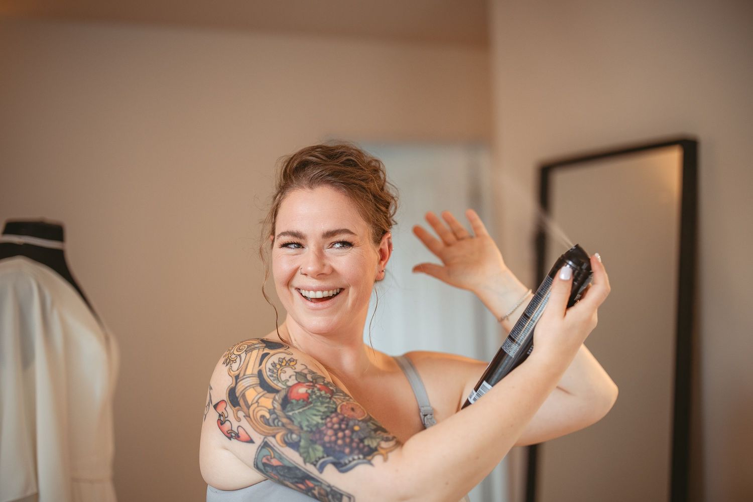 La mariée qui se préparer devant le miroir.