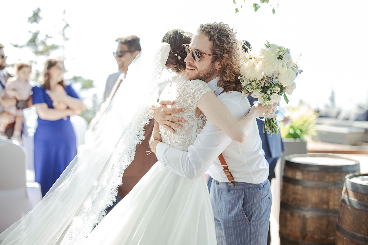 Les invités qui félicitent la mariée juste après la cérémonie extérieure