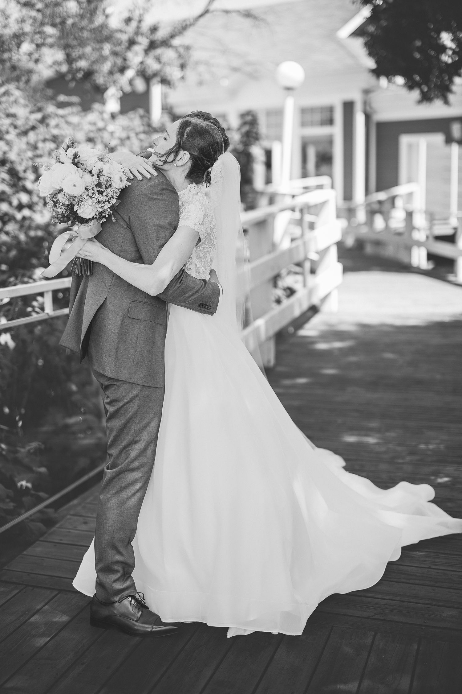 Noir et blanc mariés lors du first look à l'auberge de la pointe, Rivière-du-Loup