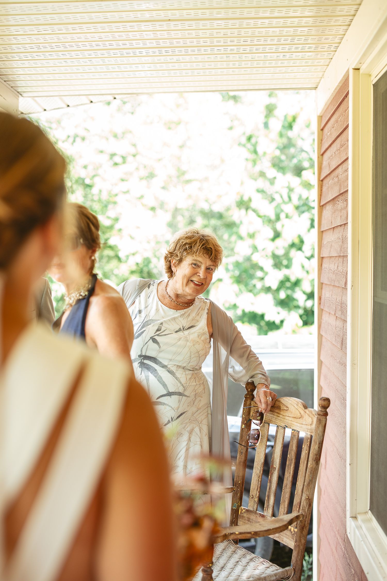 Une grand-maman qui découvre sa petite fille en robe de mariée sur le balcon