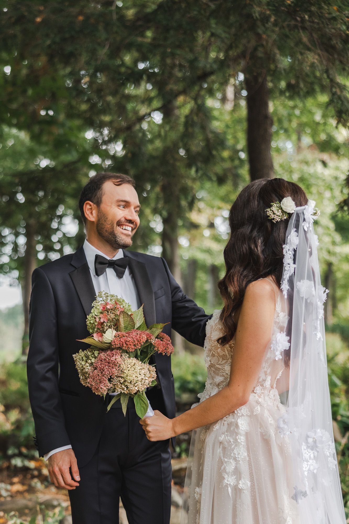 Couple partageant un moment joyeux en extérieur lors de leur célébration de mariage, en Estrie »