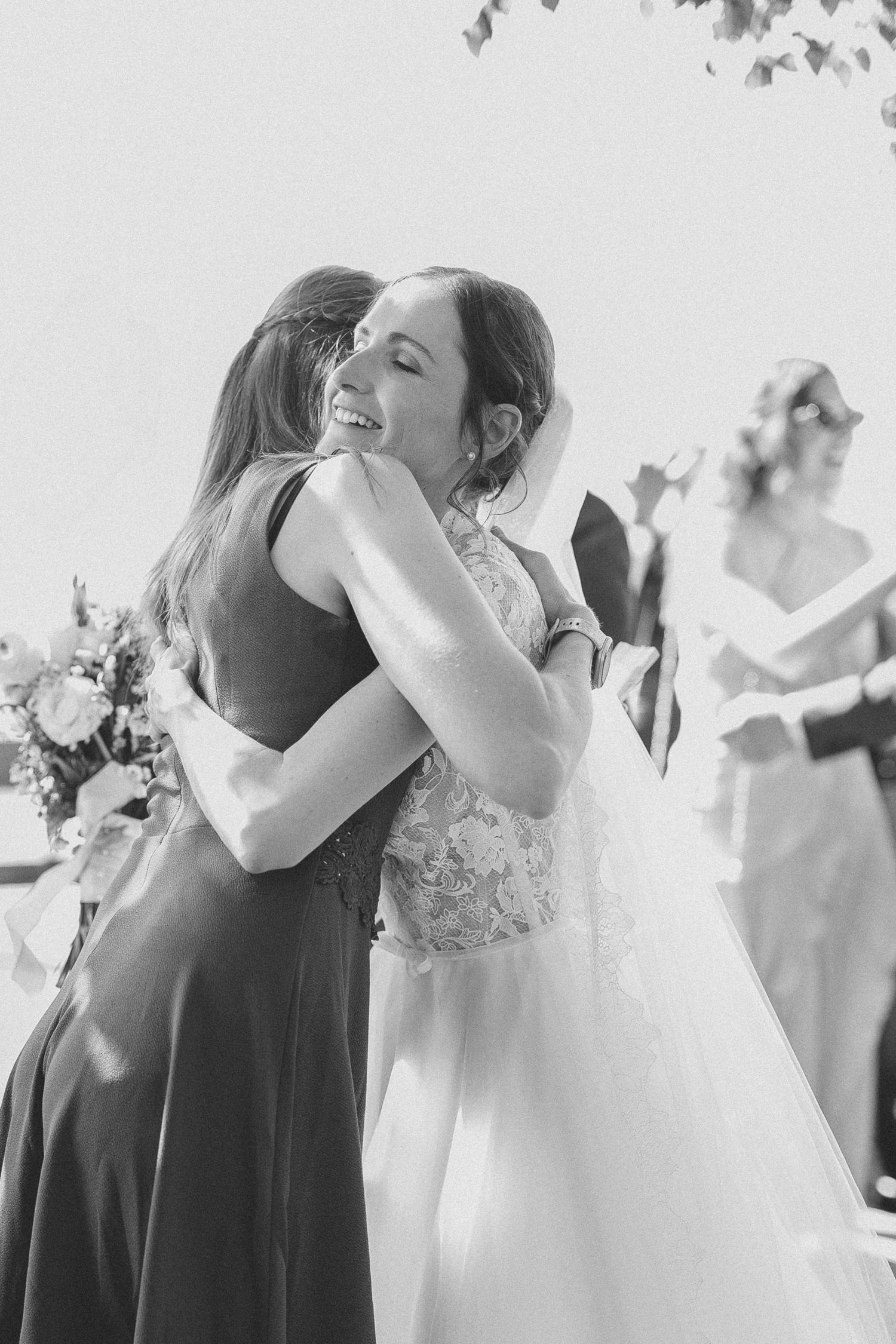 Noir et blanc, les invités qui félicitent la mariée juste après la cérémonie extérieure