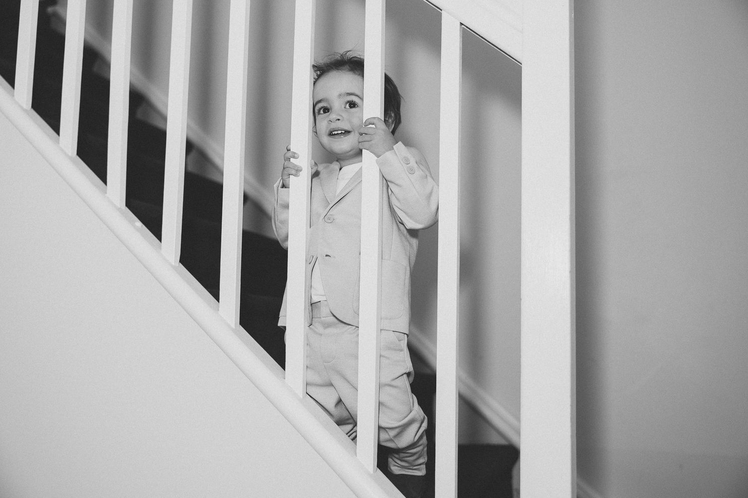 Noir et blanc d'un enfant dans l'escalier les préparatifs du mariage