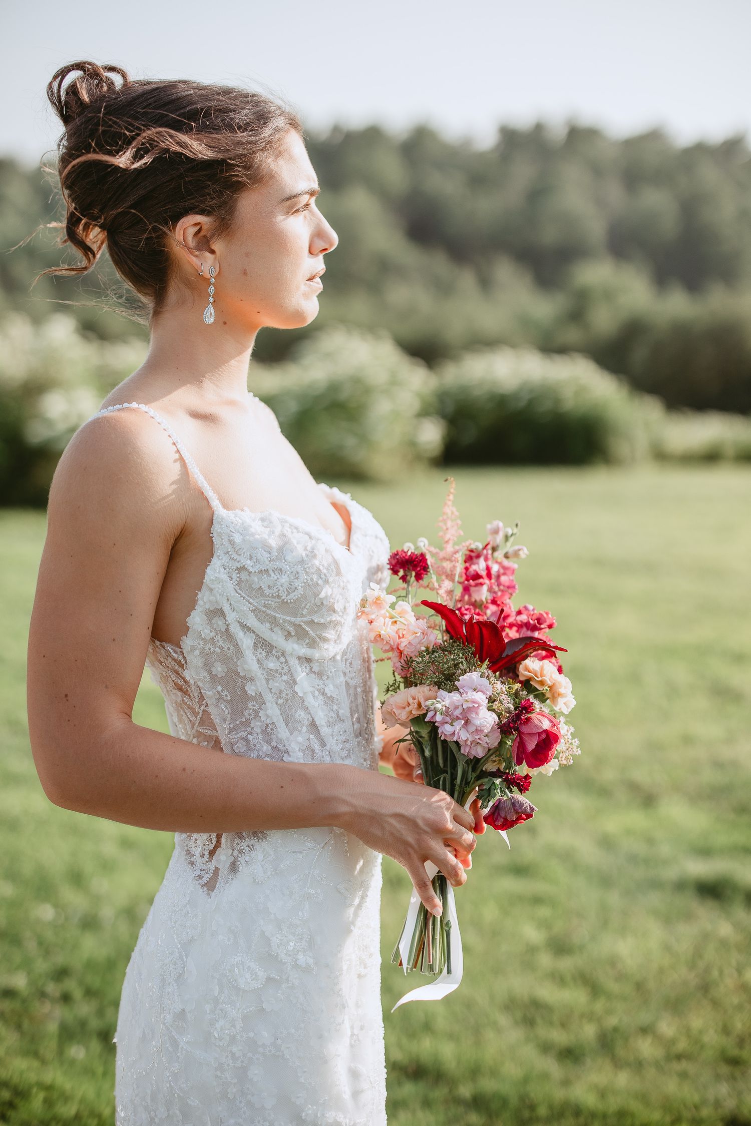 Marié au couché de soleil avec son  bouquet à la main.