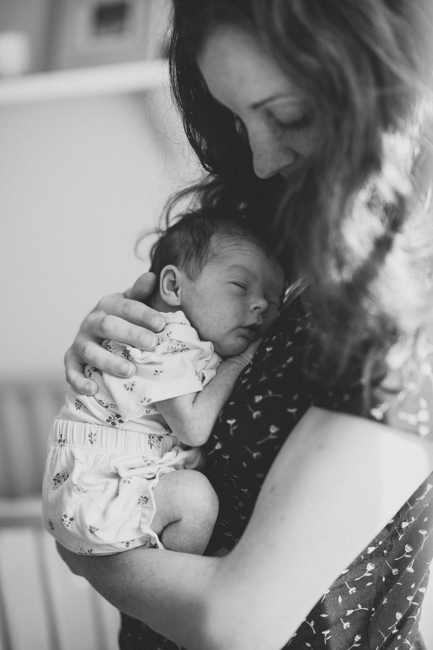 Photo noir et blanc, un moment tendre entre la mère et son nouveau-né dans ses bras