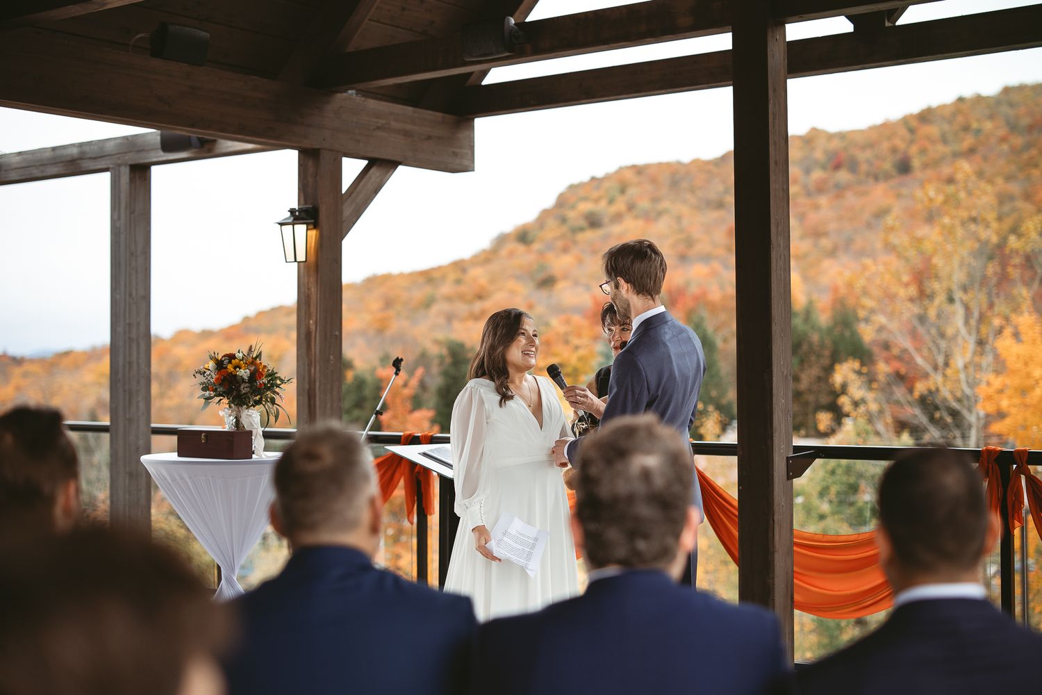 Cérémonie de mariage en automne sous le paysage d'automne.