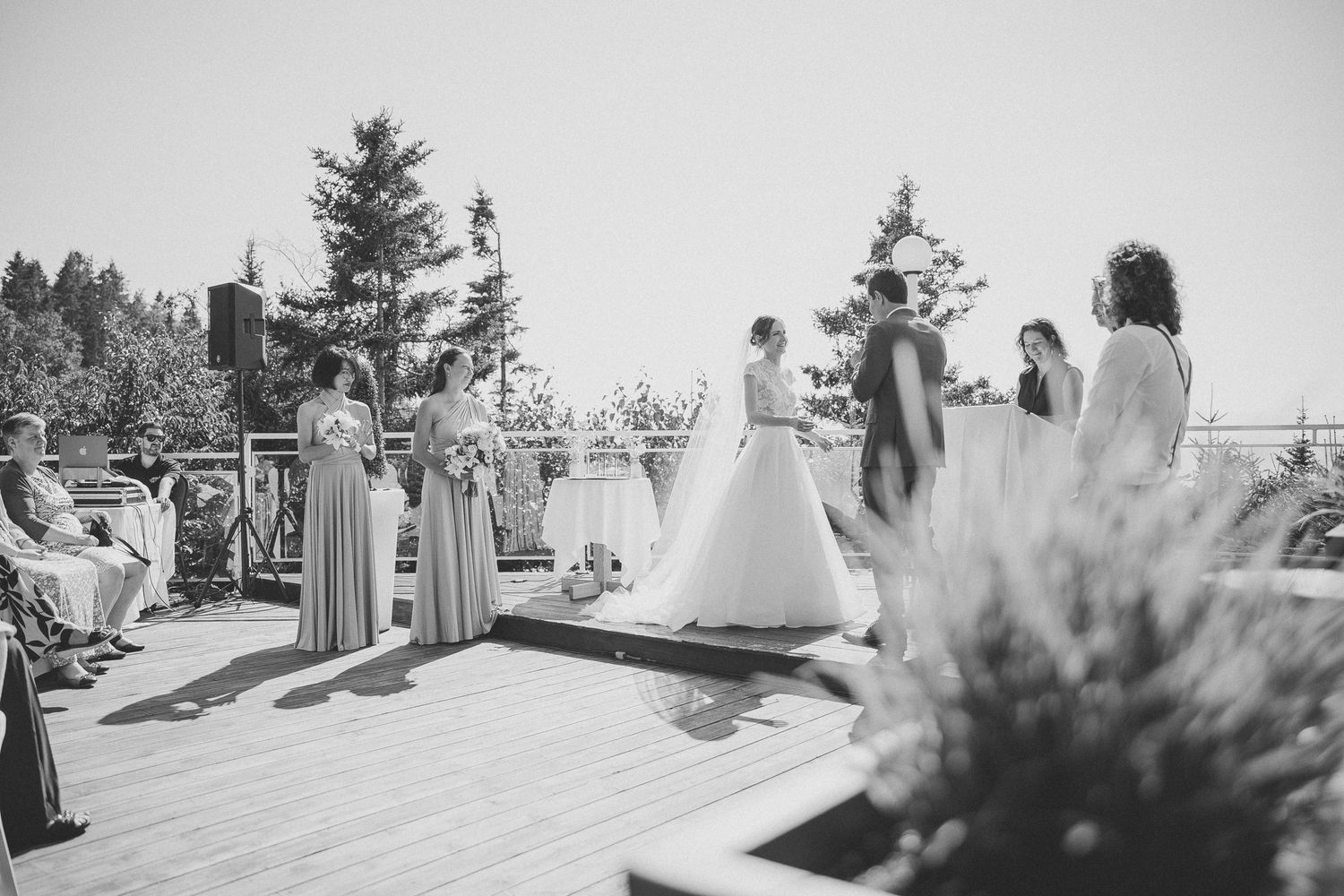 Noir et blanc, mariés partageant un leurs voeux lors de leur cérémonie de mariage en plein air, dans un décor naturel et panoramique.