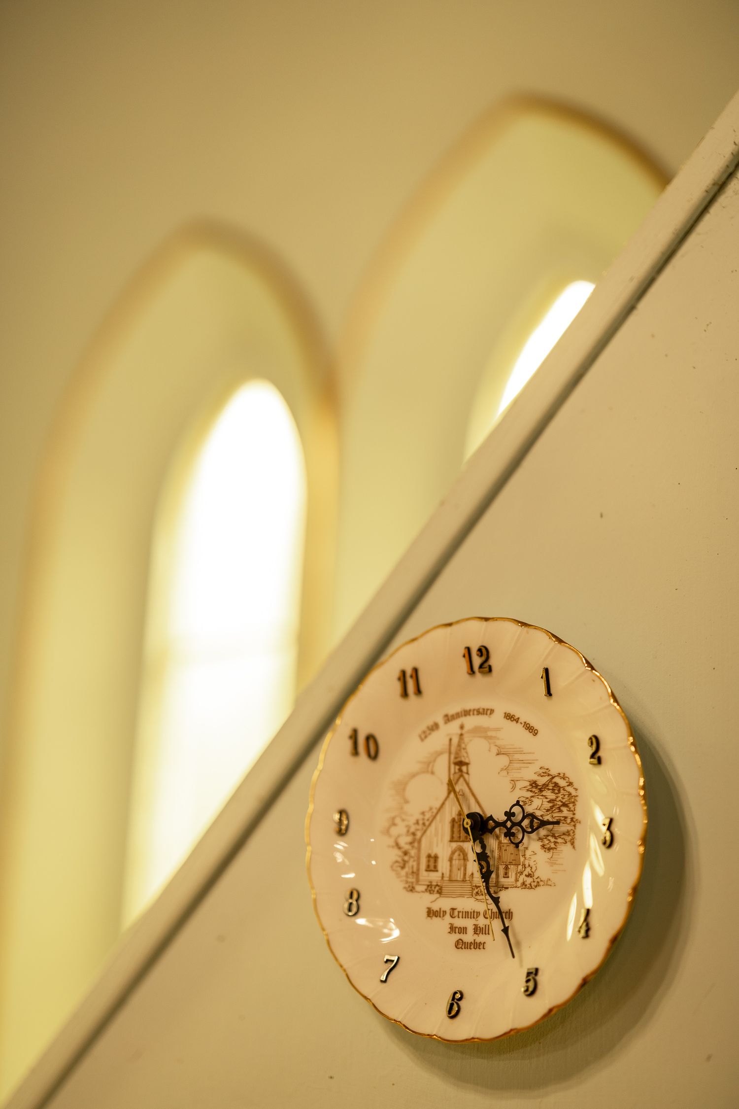 Série de photos volontairement floues montrant une horloge de style vintage fixée au mur avec fenêtres circulaires