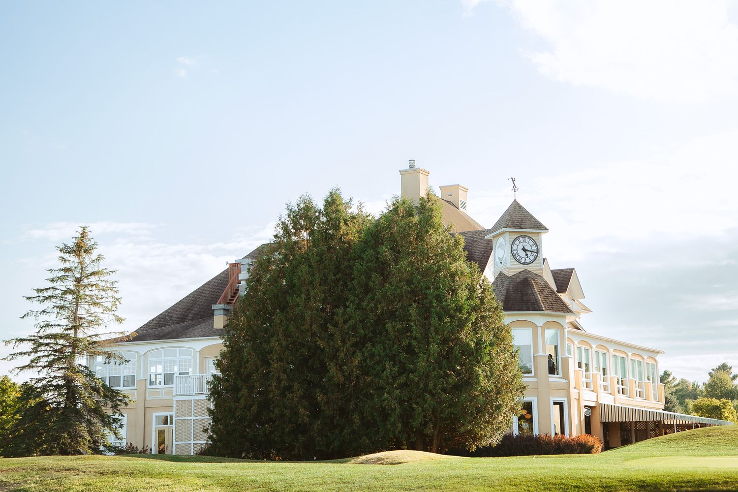 Vue panoramique bâtiment du Golf Royal Bromont en Estrie