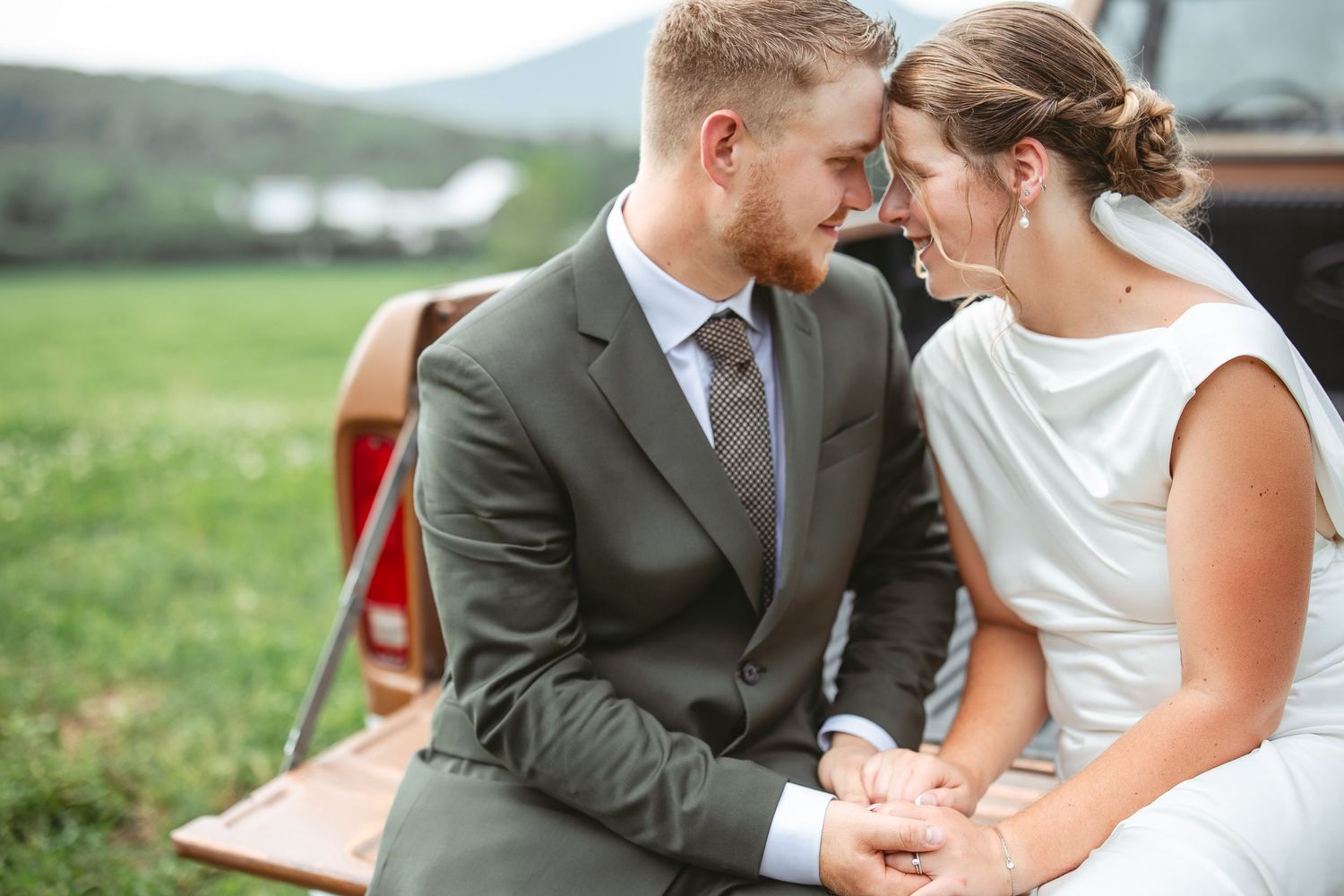 Couple en tenue de mariage partageant des moments intimes en extérieur, en Estrie
