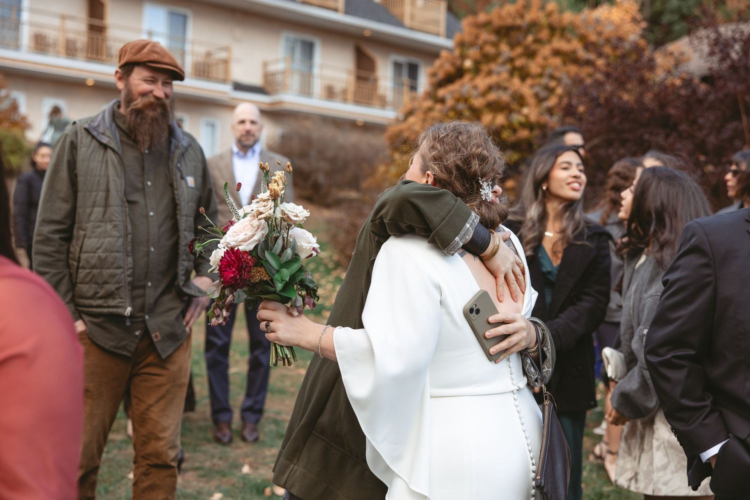 Invité qui félicitent la mariée juste après la cérémonie.