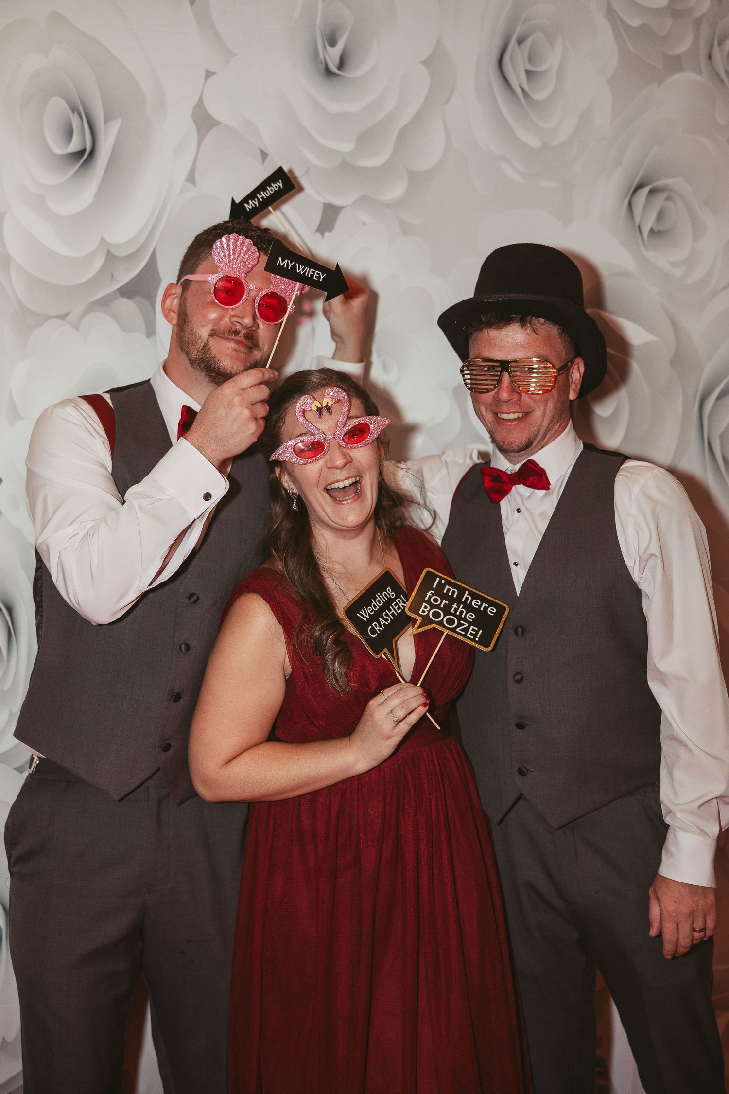 Trois invités qui posent avec des accessoires au photoboot lors d'une réception de mariage à Bromont