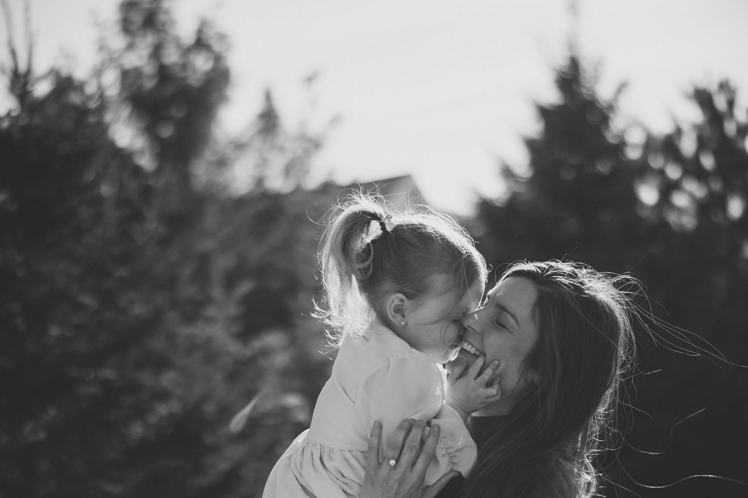Mère et fille photographiées en noir et blanc, partageant des instants tendres et authentiques, série capturée pour émotion et complicité