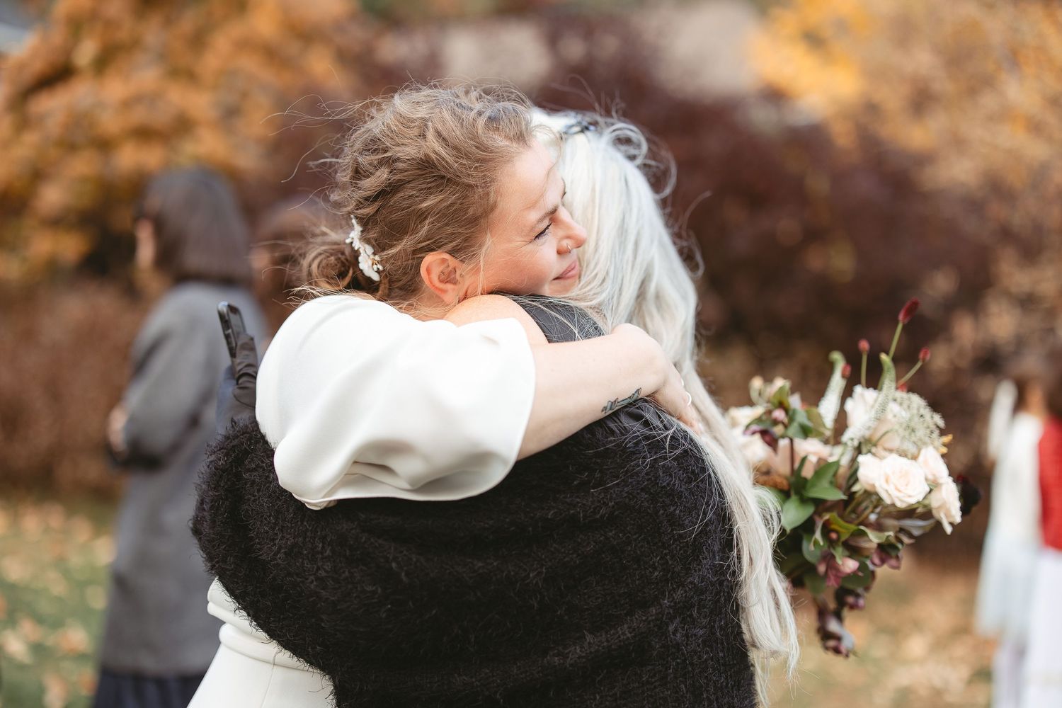 Invité qui félicitent la mariée juste après la cérémonie.