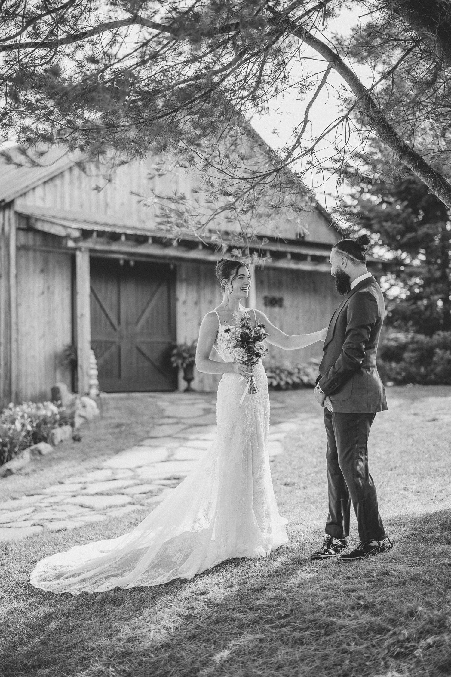 Noir et blanc couple marié dans un décor rustique