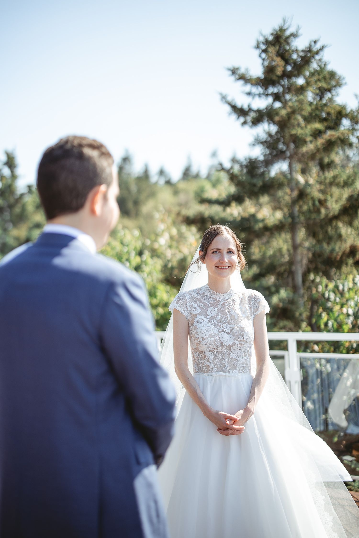Couple de mariés partageant un leurs voeux lors de leur cérémonie de mariage en plein air, dans un décor naturel et panoramique.