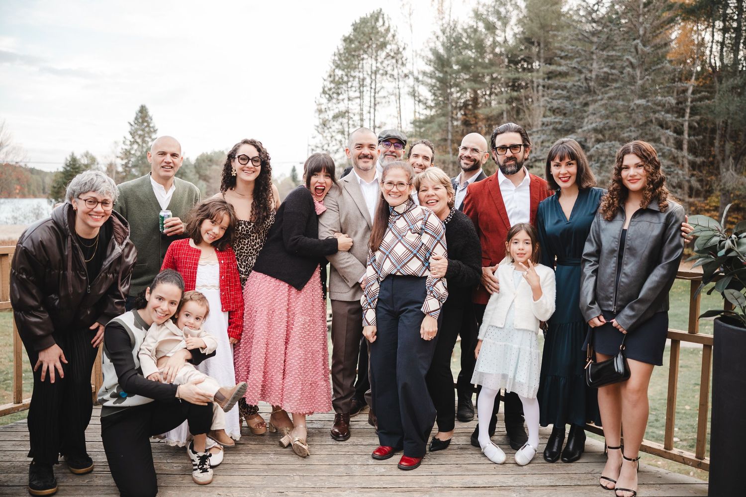 Photo de groupe de mariage dans un décor en automne