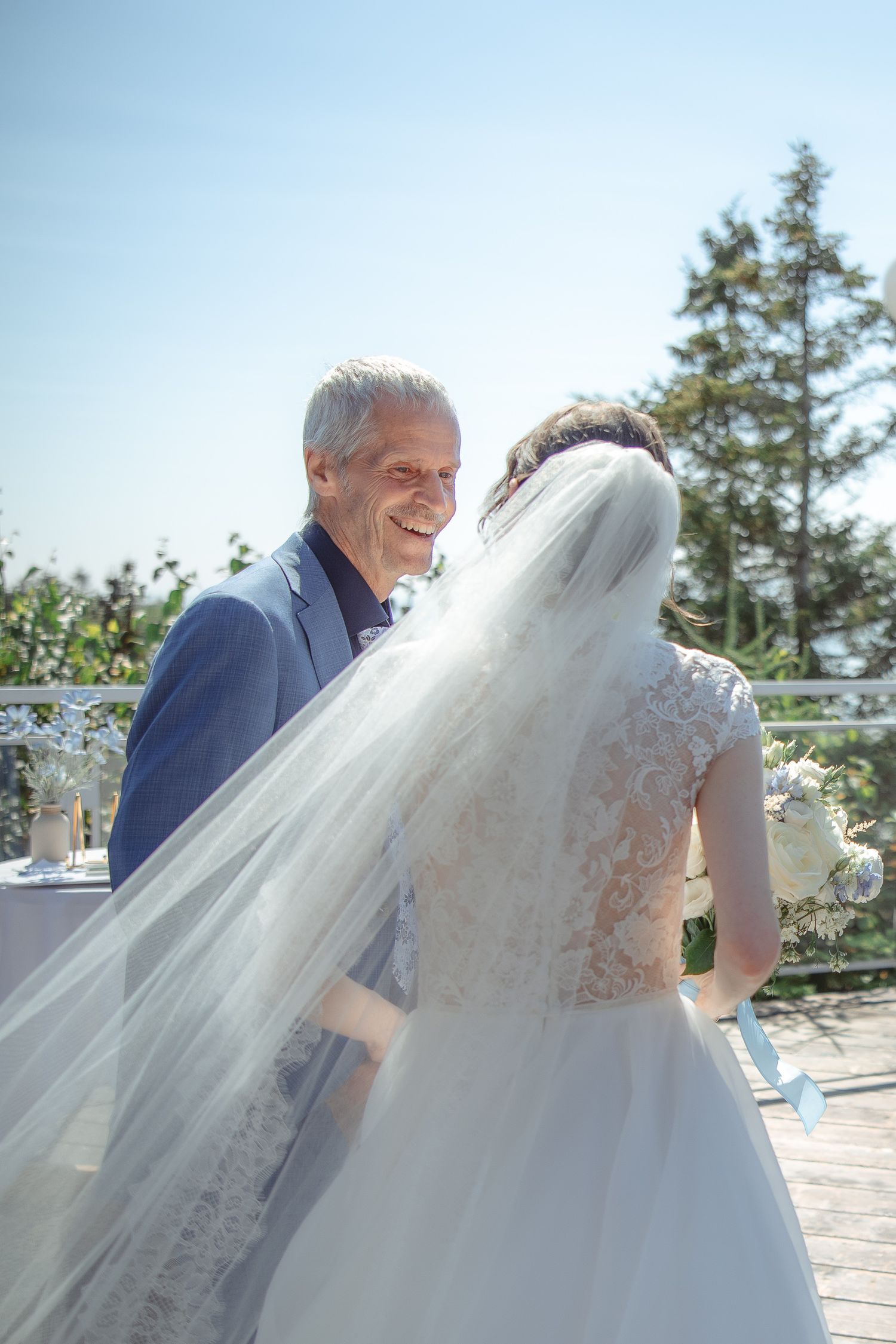 Le père de la mariée qui apporte sa fille au bras pour la cérémonie en extérieur à Rivière-du-Loup