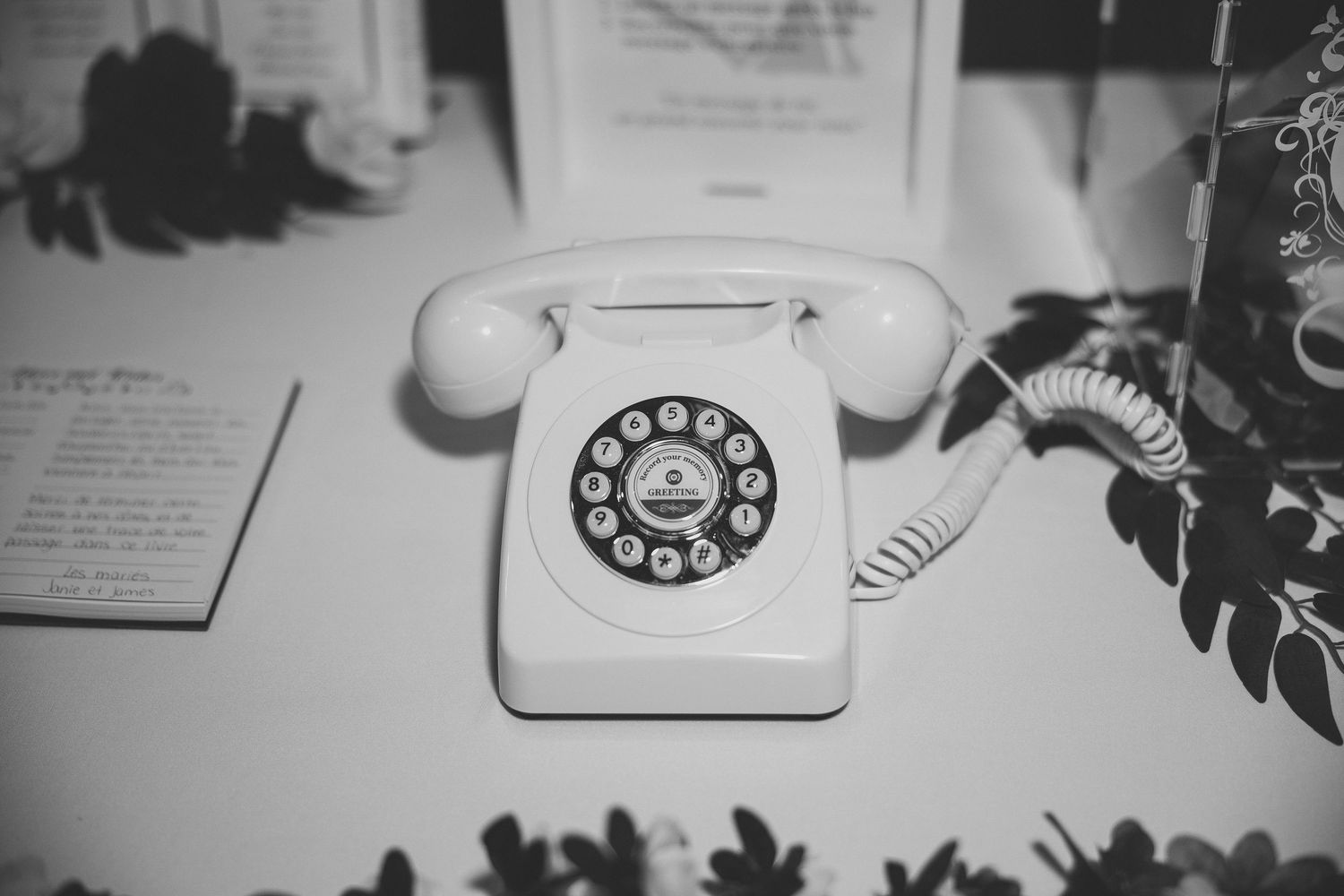 Un téléphone vintage et décoration lors d'une réception mariage en noir et blanc