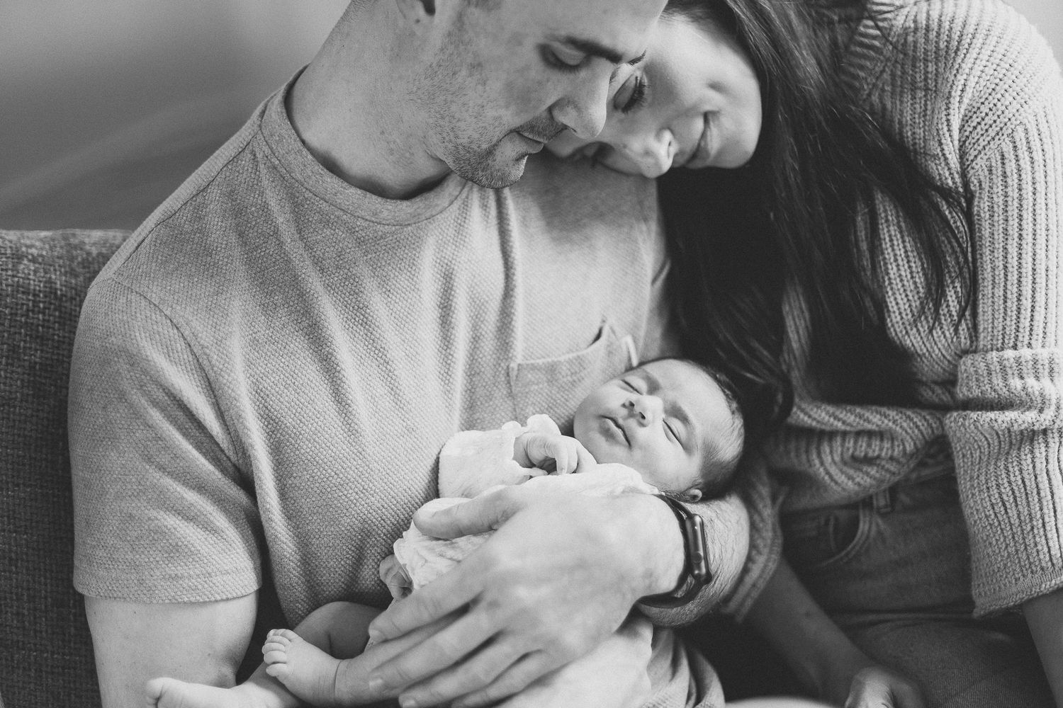 parent et nouveau-né lors d’une séance lifestyle, capturés pour moments tendres et complicité familiale.