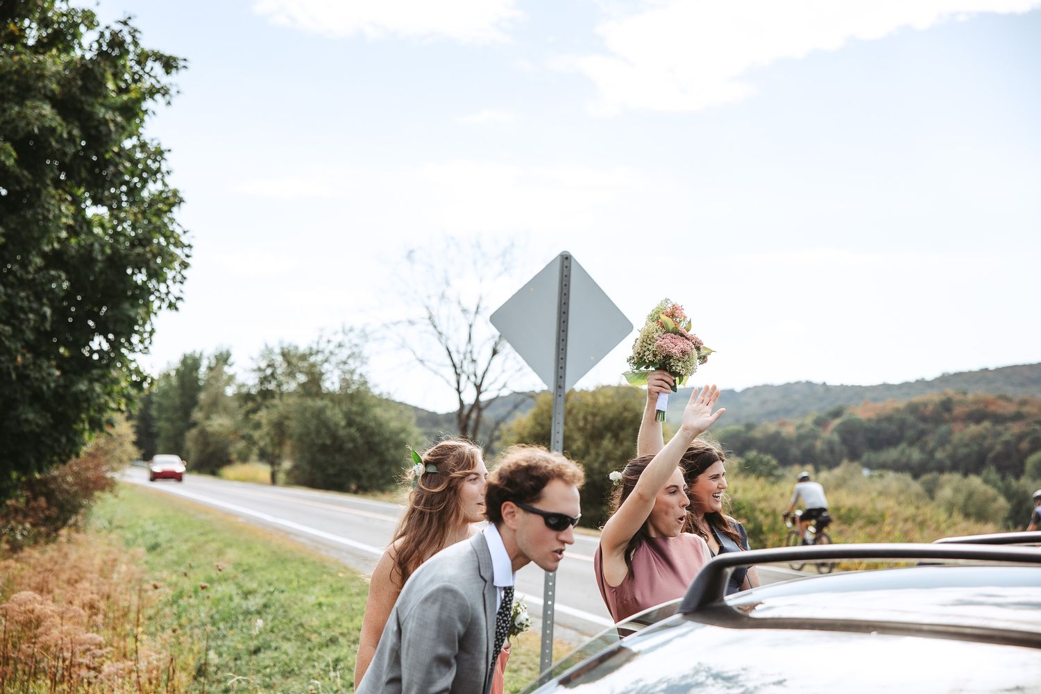 Moment capté pendant le déplacement du cortège lors de mariage à Bromont