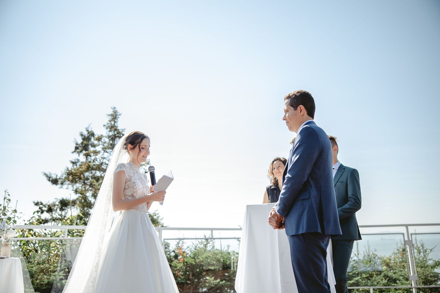 Couple de mariés partageant un leurs voeux lors de leur cérémonie de mariage en plein air, dans un décor naturel et panoramique.