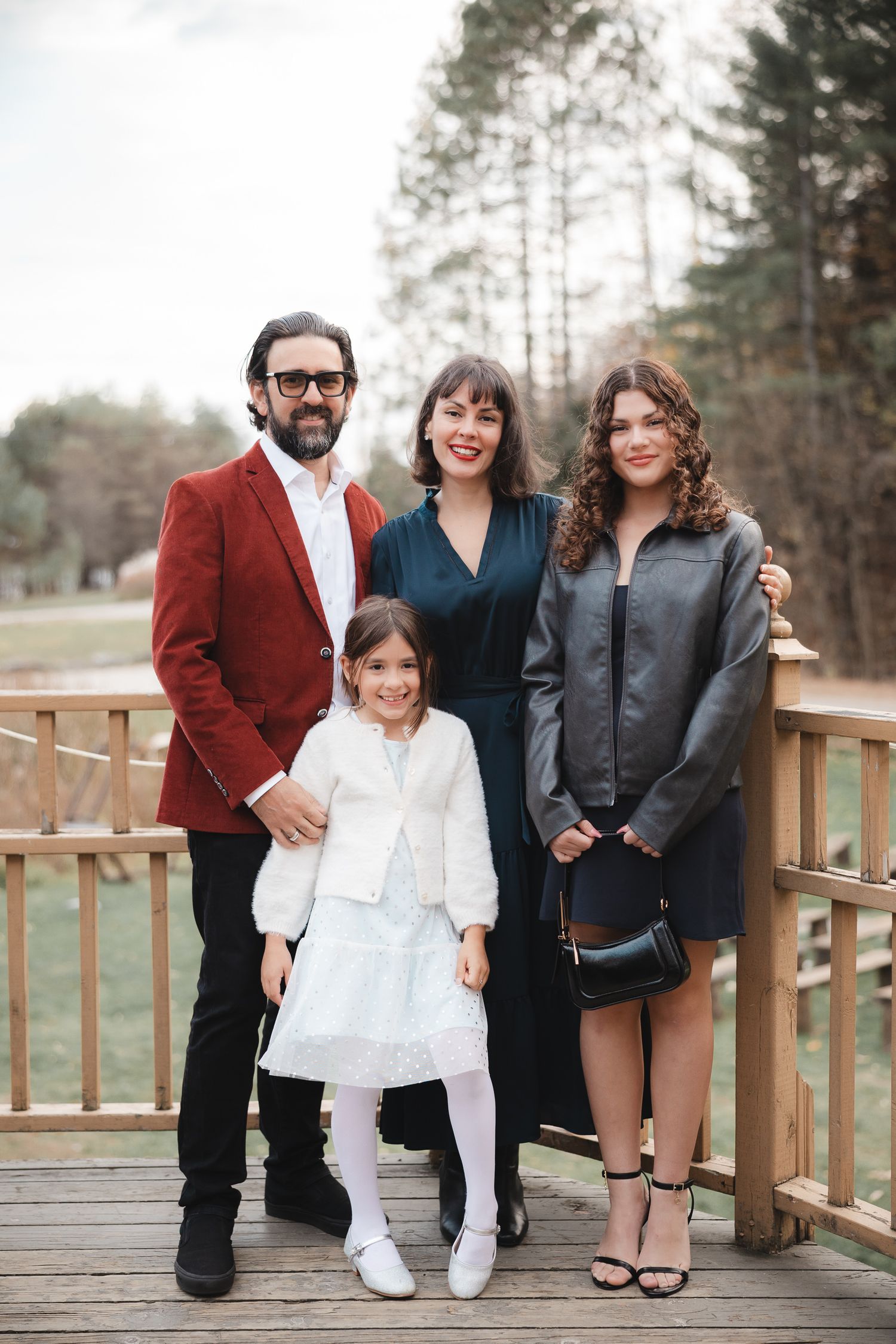 Photo de famille d'invités lors d'un mariage