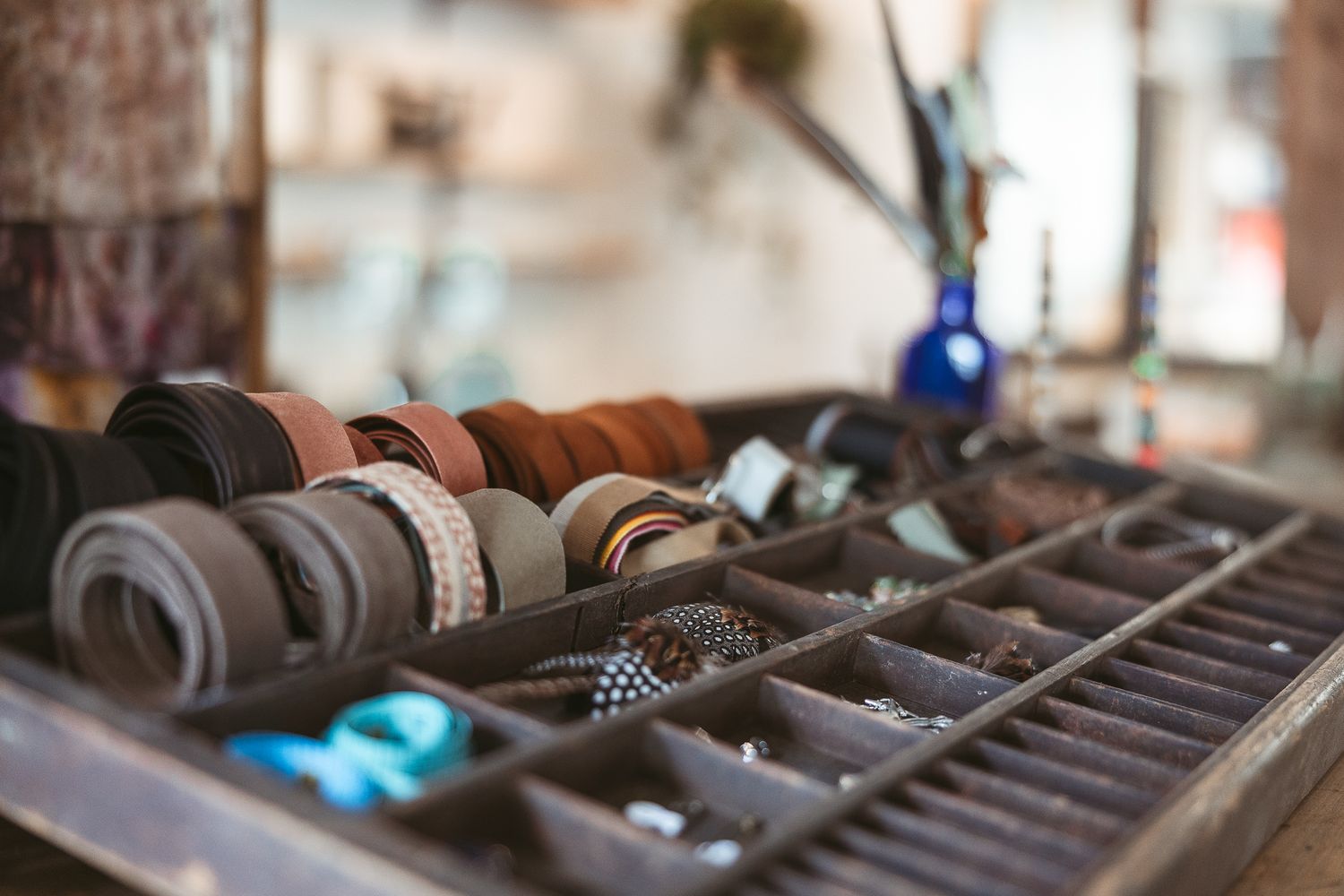 Vue rapprochée de différent tussus pour personnalisé les chapeau de l'atelier Fumille