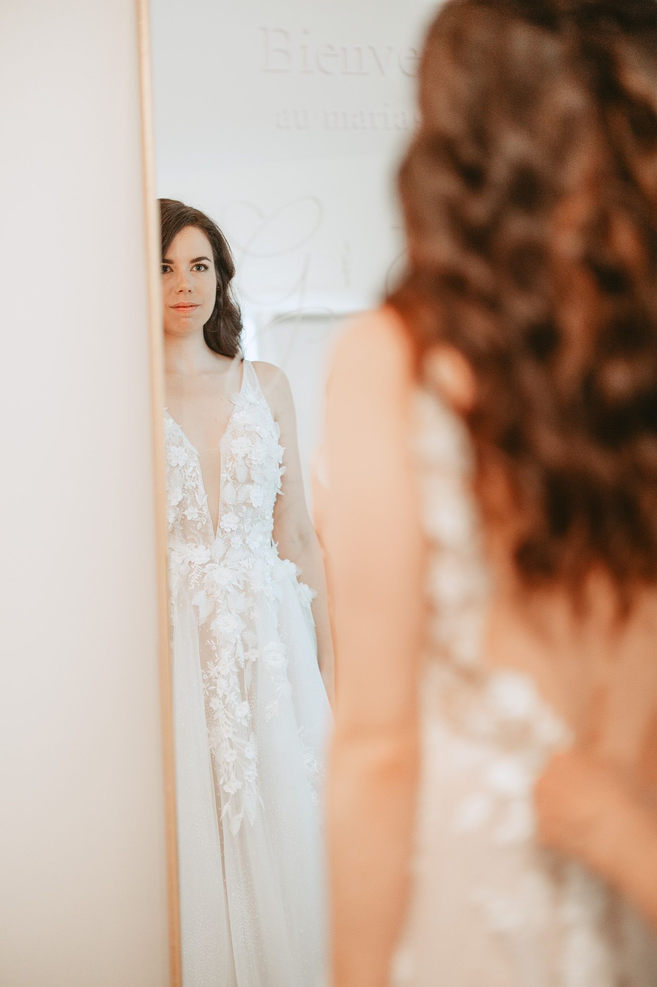Robe de mariée blanche en dentelle élégante aux détails raffinés, reflétée dans des miroirs, mariage en Estrie