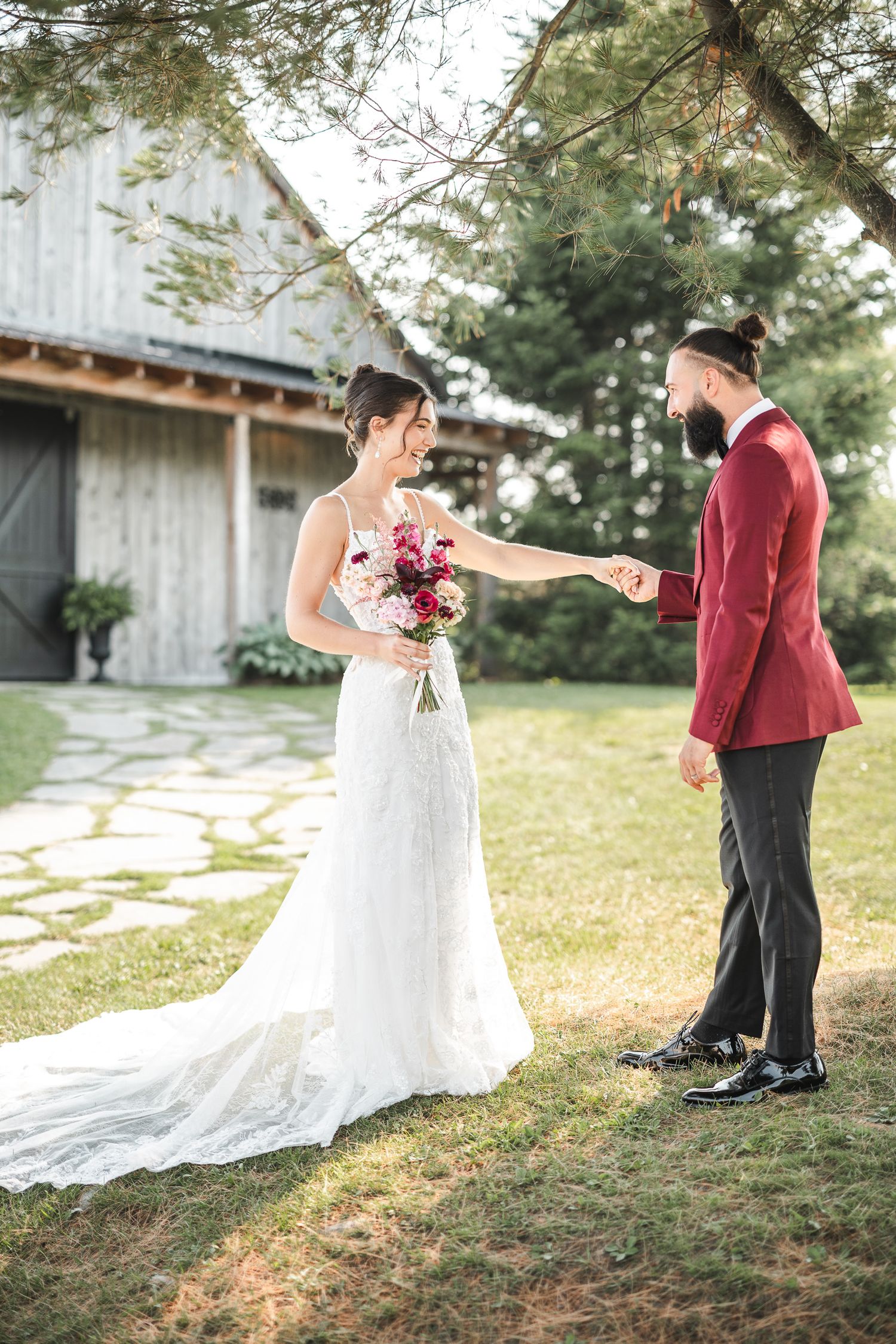 Un couple qui partage le moment du first look dans un décor extérieur rustique en été