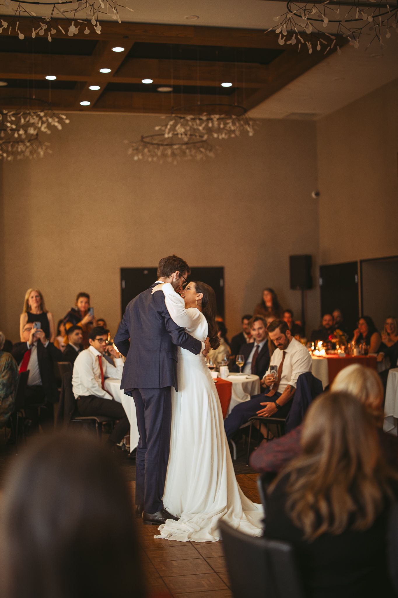 Couple de mariés qui partage leur première danse lors de leur réception a l'Espace Quatre Saison à Orford
