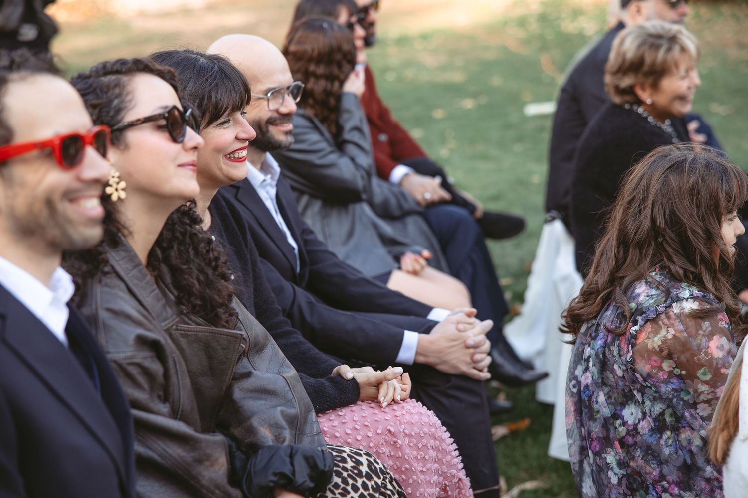 Invités lors d'un mariage en automne à l'extérieur à l'heure dorée