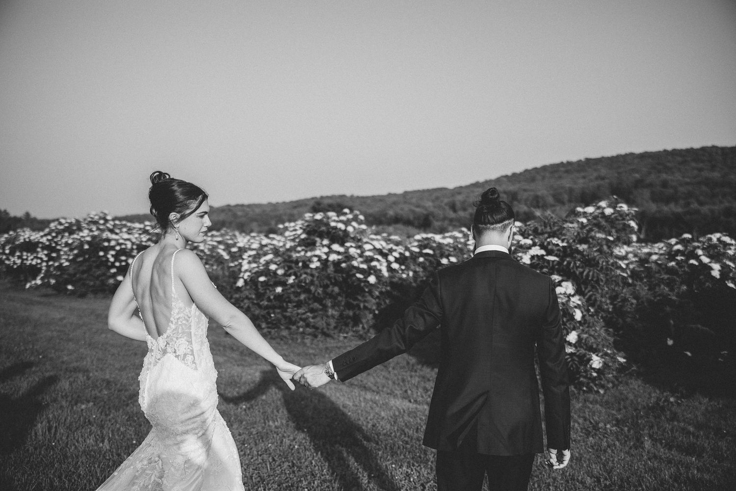 Série photo de mariage en noir et blanc montrant les mariés partageant un moment romantique devant un paysage de montagne.