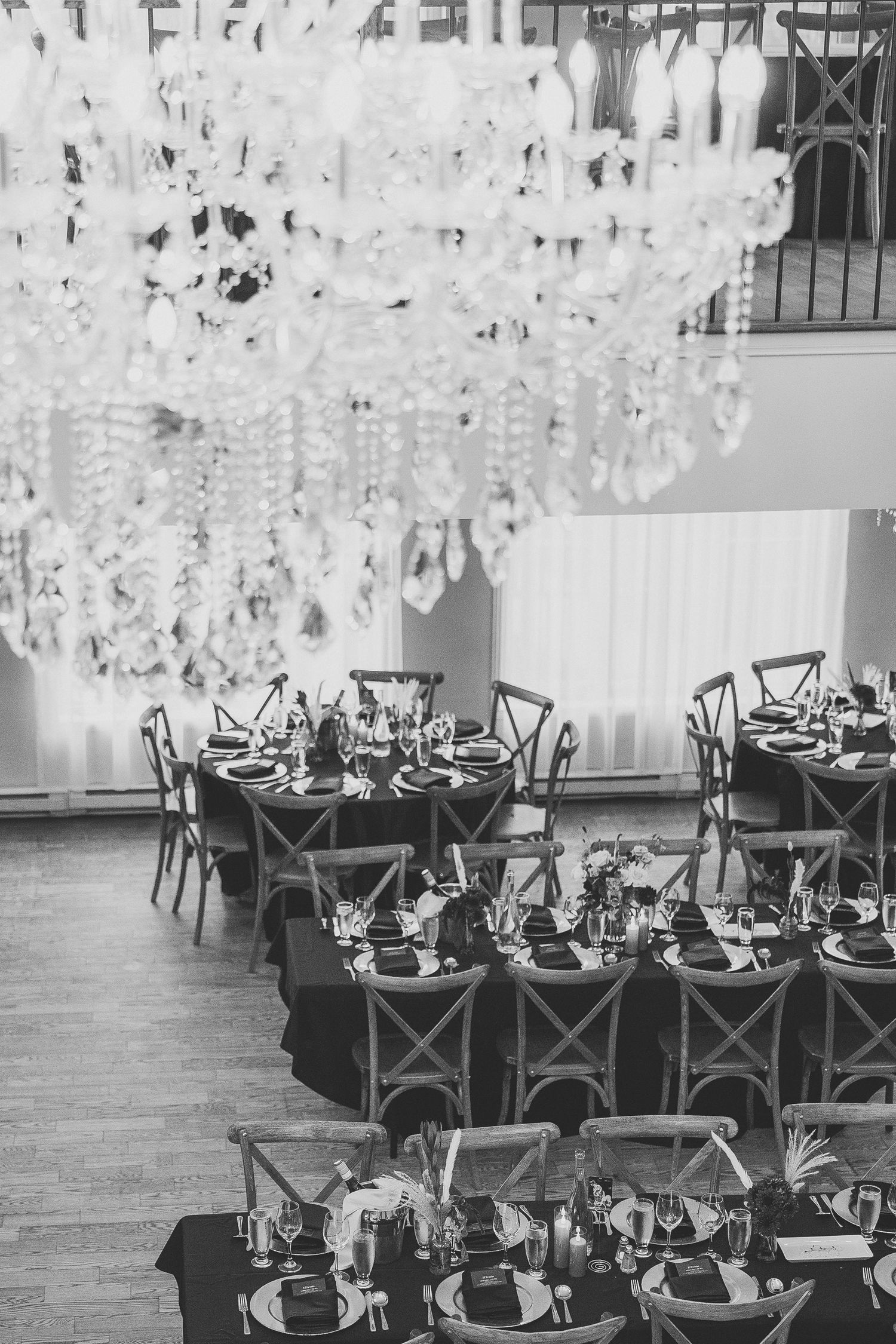 Noir et blanc d'une salle de réception élégante avec un lustre en crystal