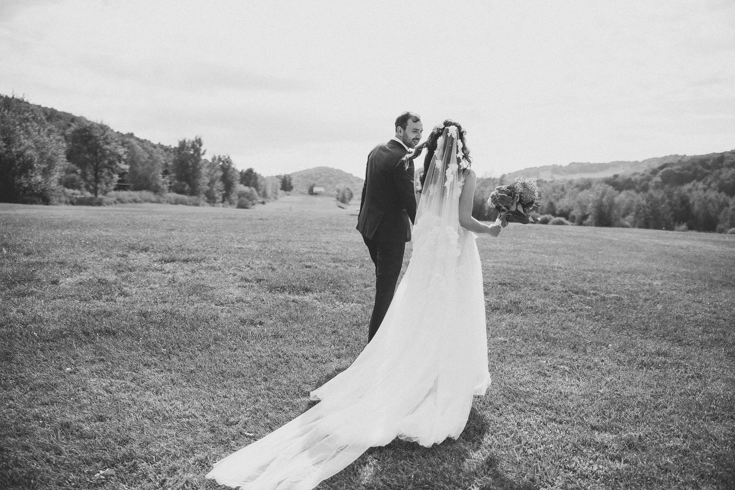Photo mariage en noir et blanc montrant des couples s’enlaçant dans des paysages montagneux en extérieur