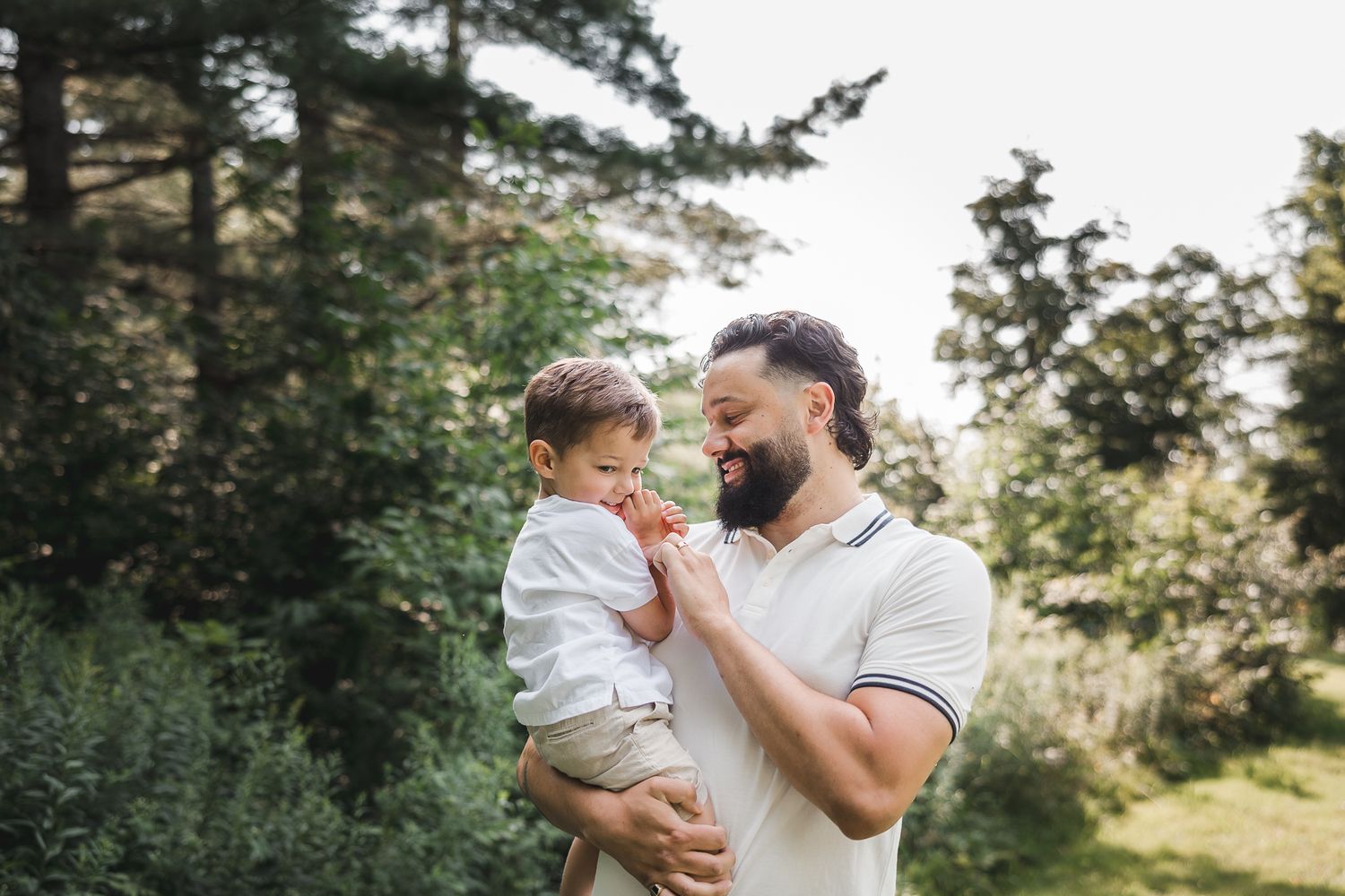 Photographie parent-enfant en plein air pendant golden hour, pour valoriser lien familial, douceur et instants authentiques