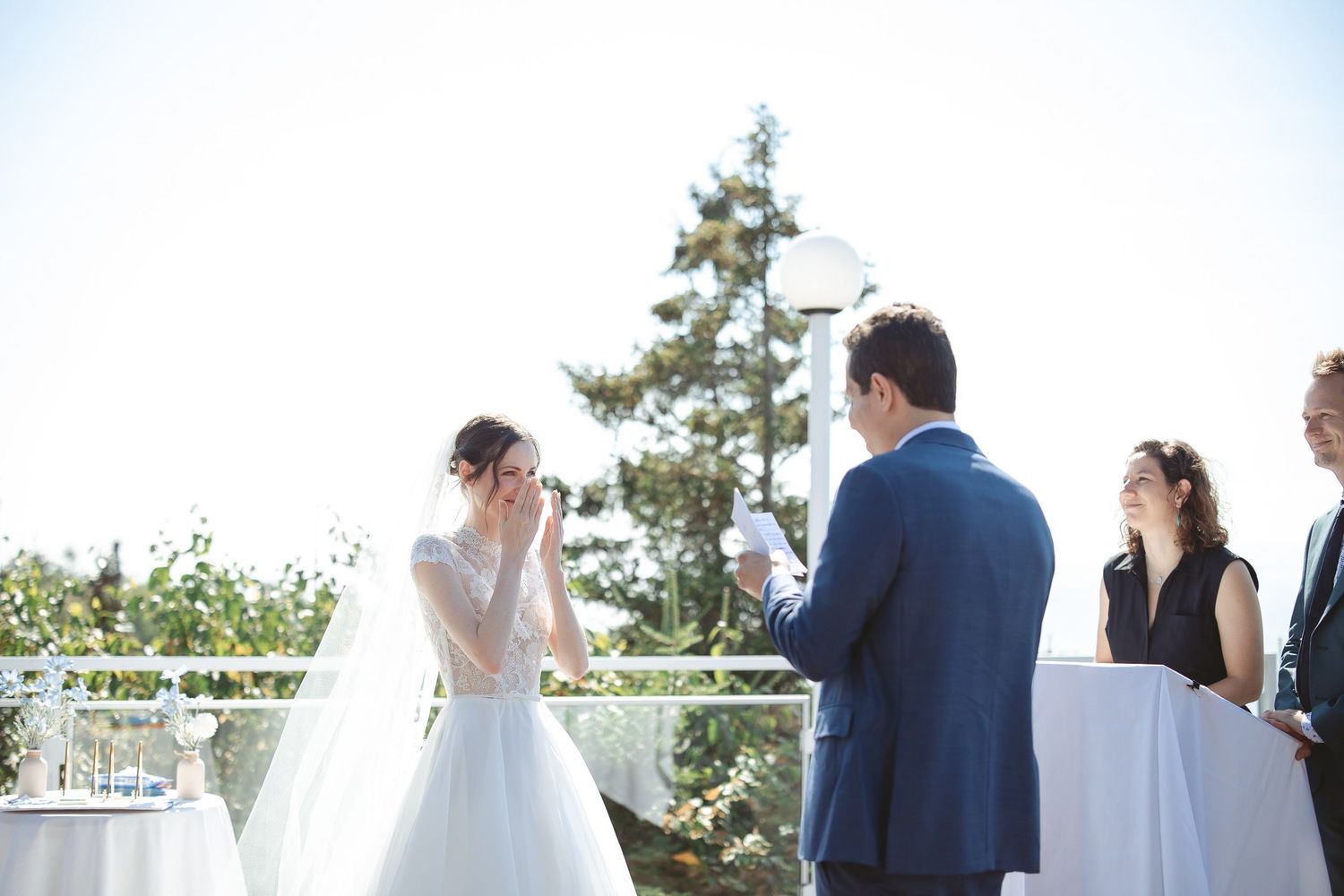 Couple de mariés partageant un leurs voeux lors de leur cérémonie de mariage en plein air, dans un décor naturel et panoramique.