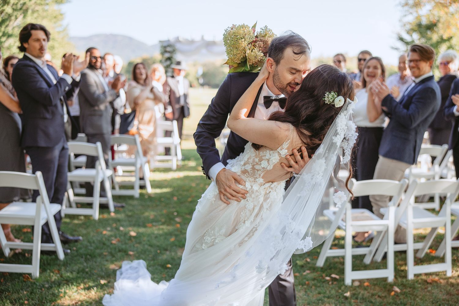 Montage de célébration de mariage présentant des moments de cérémonie et de réception en extérieur dans un lieu pittoresque