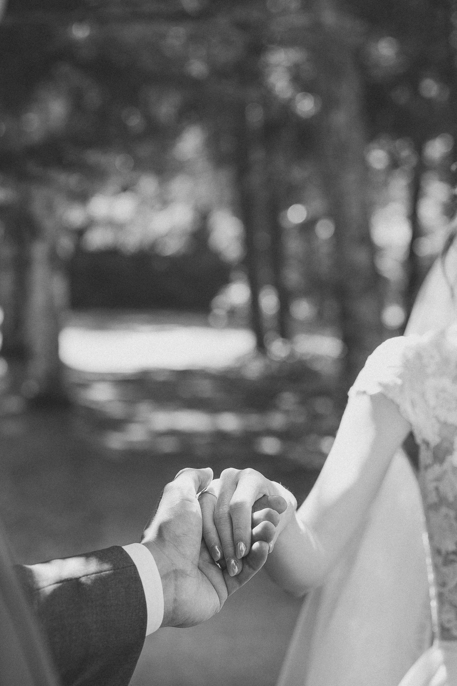 gros plan de l'alliance de la mariée photo noir et blanc
